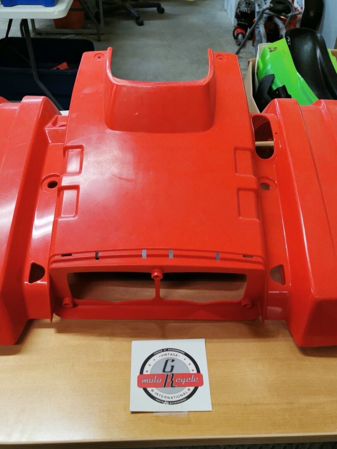 NOS YAMAHA 1992 1993 YFM350 FENDER, FRONT UR CHAPPY RED 3HN-21511-80-00